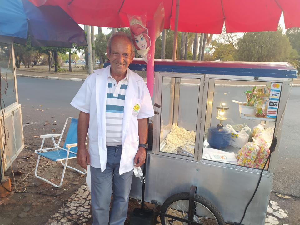 Foto 5 de 7 — Há 42 anos ele ganha a vida vendendo pipoca em Araraquara